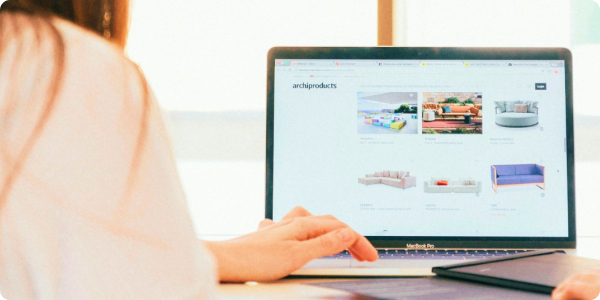 パソコンに向かって勉強している様子