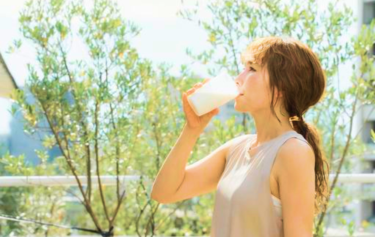 ドリンクを飲む女性