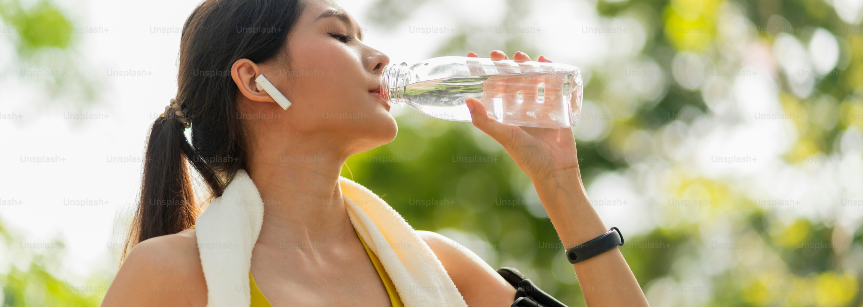 ドリンクを飲む女性